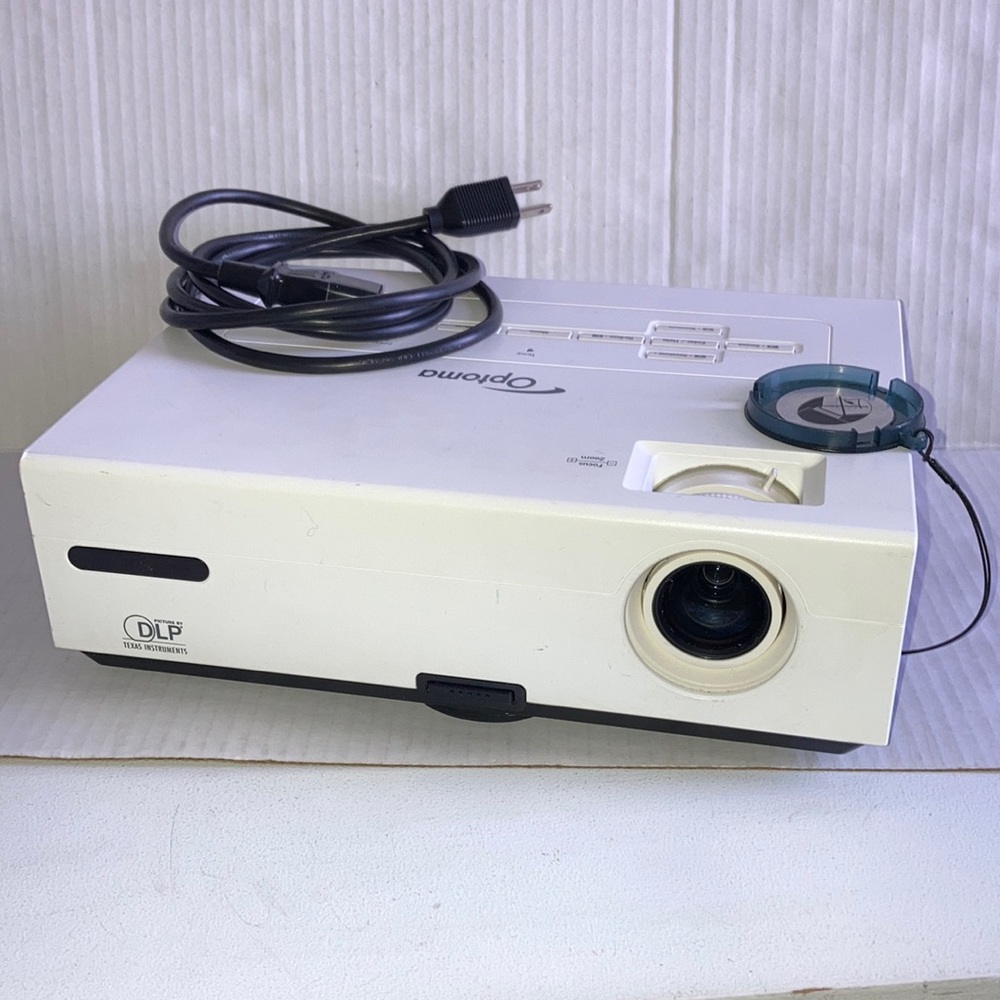 Optoma DLP projector EX532 (powers on- lamp light lit) as is